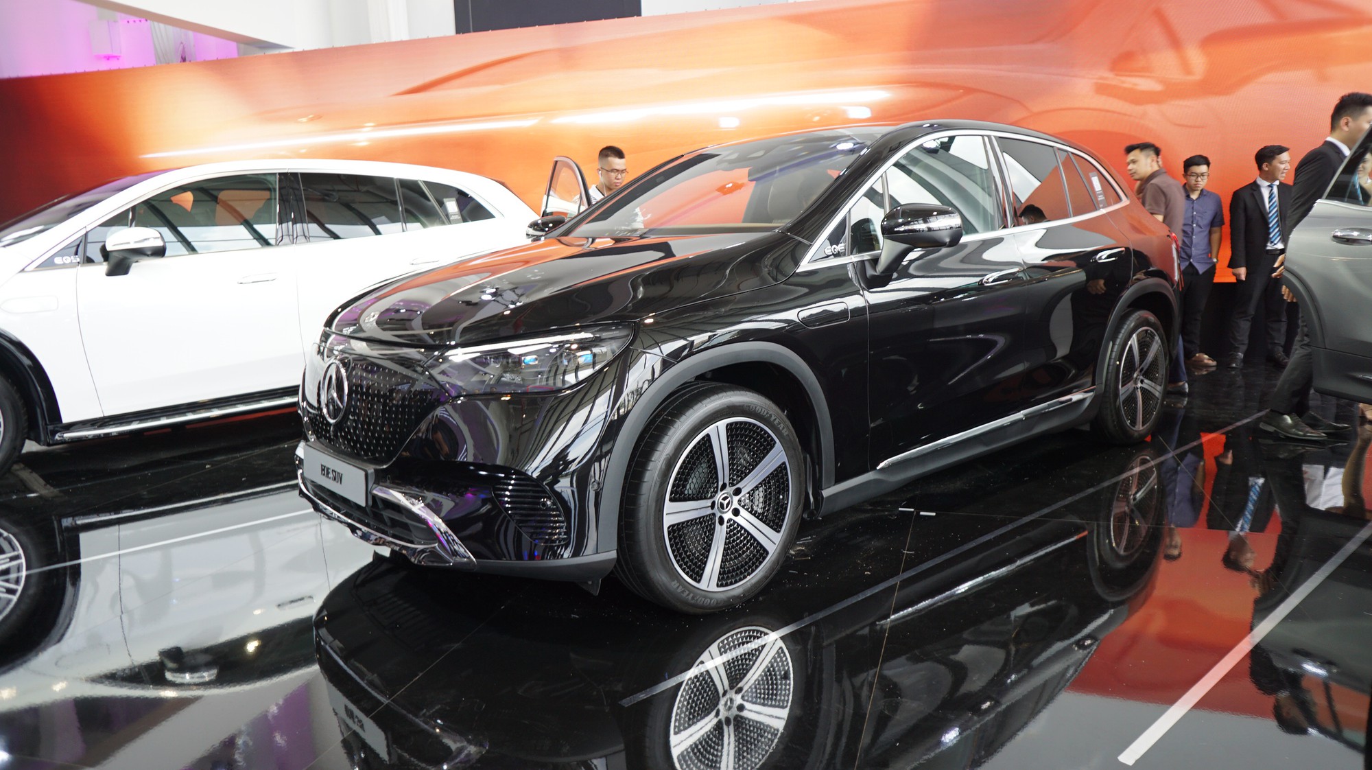 Mercedes-Benz Việt Nam ra mắt 3 xe điện mới, giá từ 2,29 tỷ đồng - Ảnh 3.