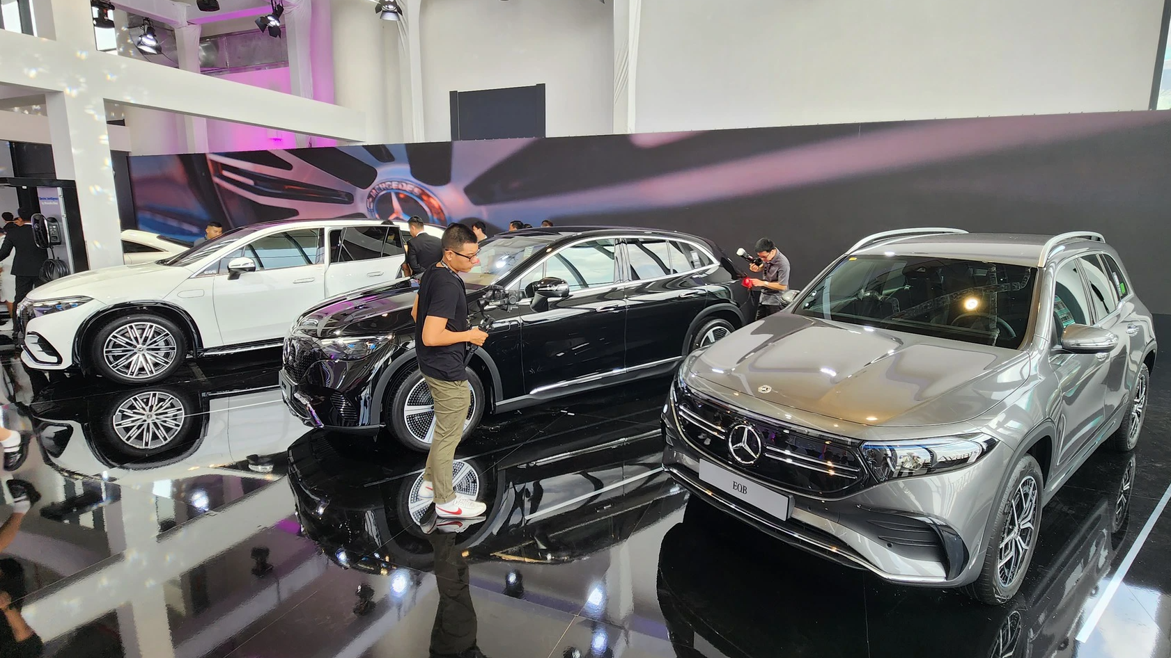 Mercedes-Benz Việt Nam ra mắt 3 xe điện mới, giá từ 2,29 tỷ đồng - Ảnh 1.