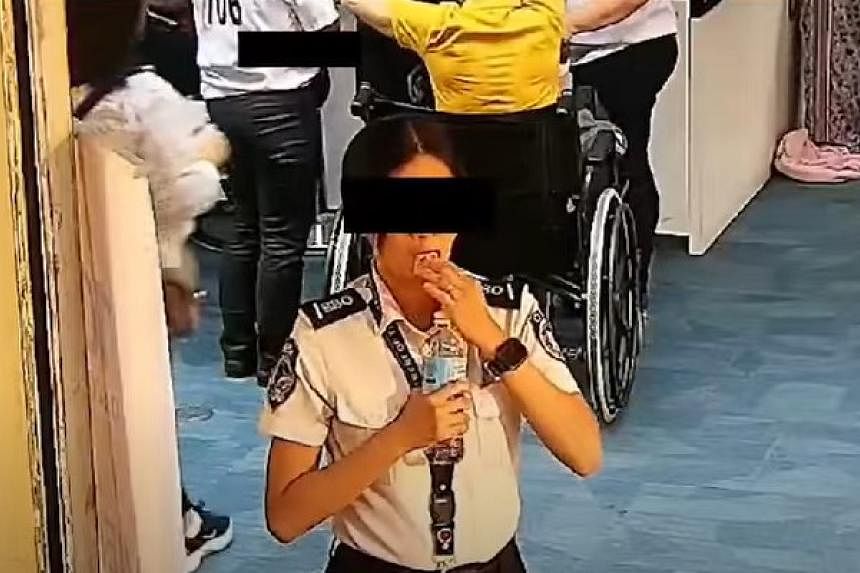 Nhân viên an ninh sân bay tại Philippines nuốt 300 USD tiền mặt ăn cắp từ ví hành khách - Ảnh 1.