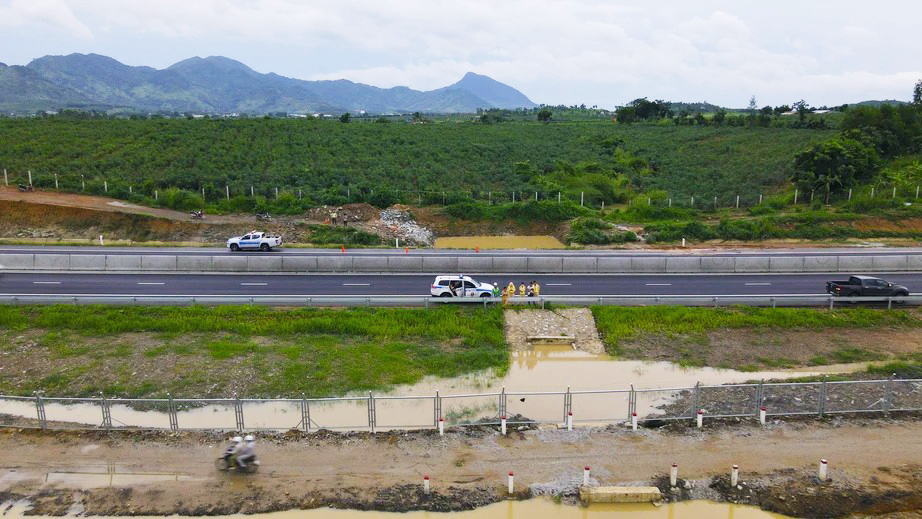 Sắp thanh thải lòng sông, ngăn nguy cơ ngập trên cao tốc Phan Thiết - Dầu Giây - Ảnh 1.