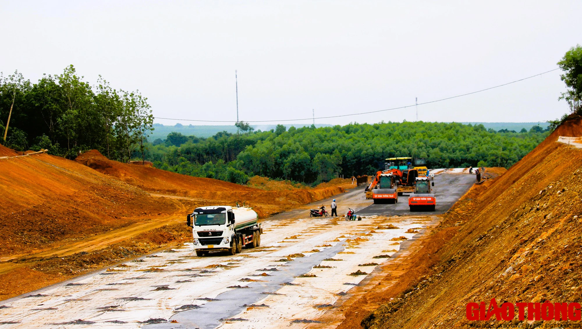 Biệt phái cán bộ hỗ trợ địa phương đẩy nhanh GPMB cao tốc Vạn Ninh – Cam Lộ - Ảnh 1.