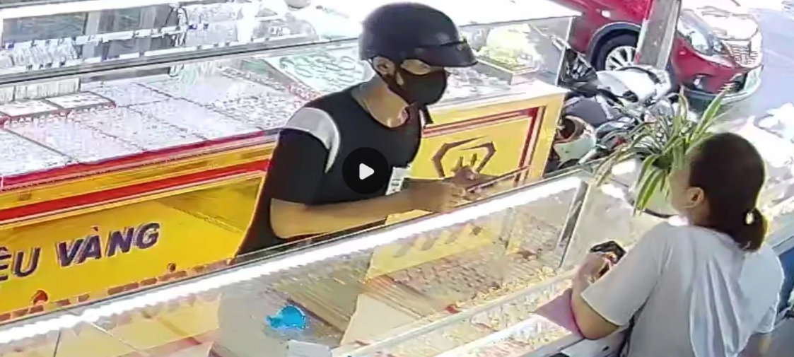 Bắt nam thanh niên vờ mua hàng, cướp tiệm vàng ở Đà Nẵng - Ảnh 1.