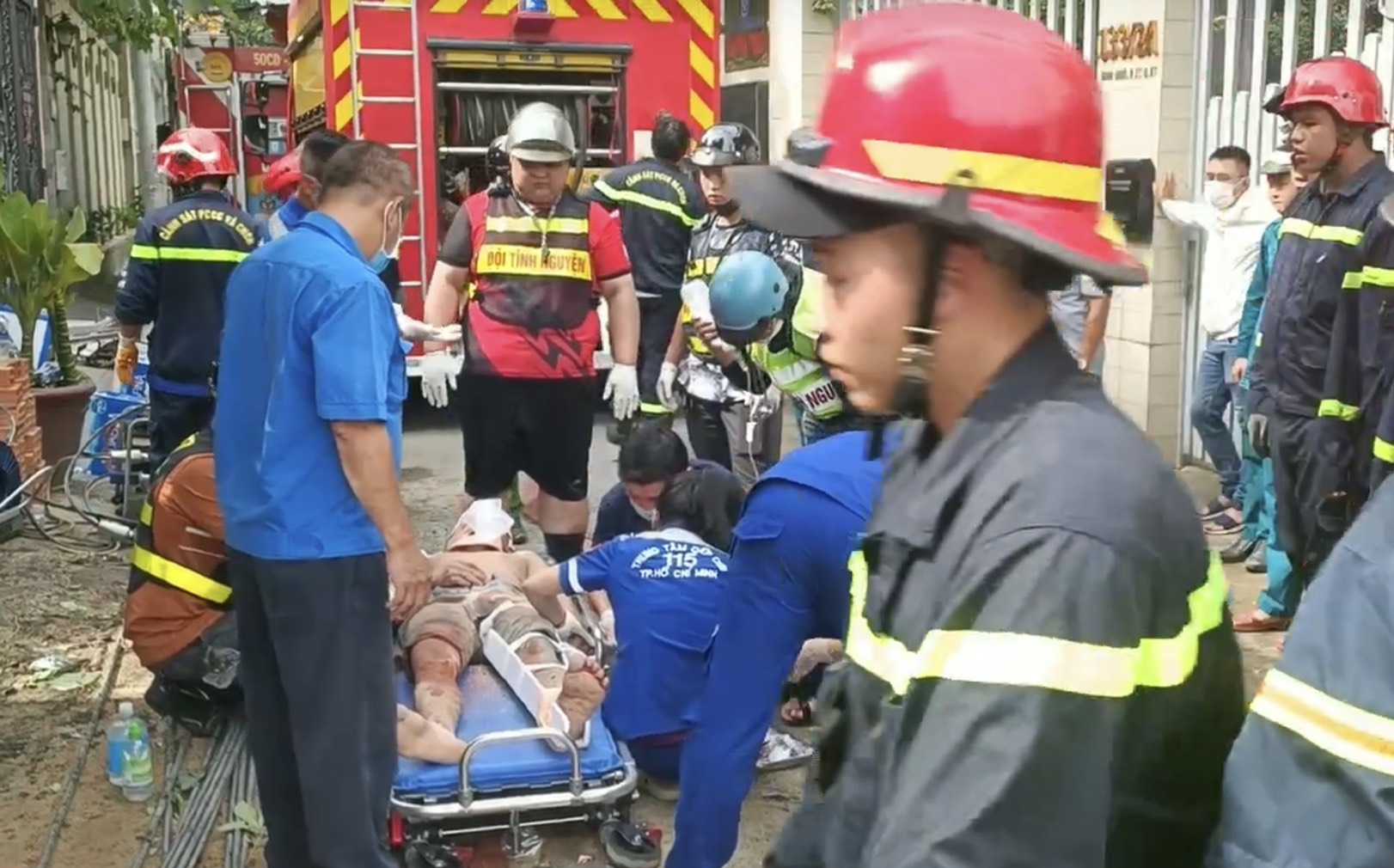 Vụ sập nhà 4 tầng ở TP.HCM: Các nạn nhân bị thương nhưng không đe doạ tính mạng - Ảnh 2.