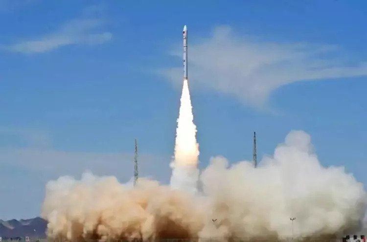 Tên lửa Trung Quốc phụt ra 2 luồng lửa rồi biến mất, nghi phát nổ tới 2 lần - Ảnh 1.