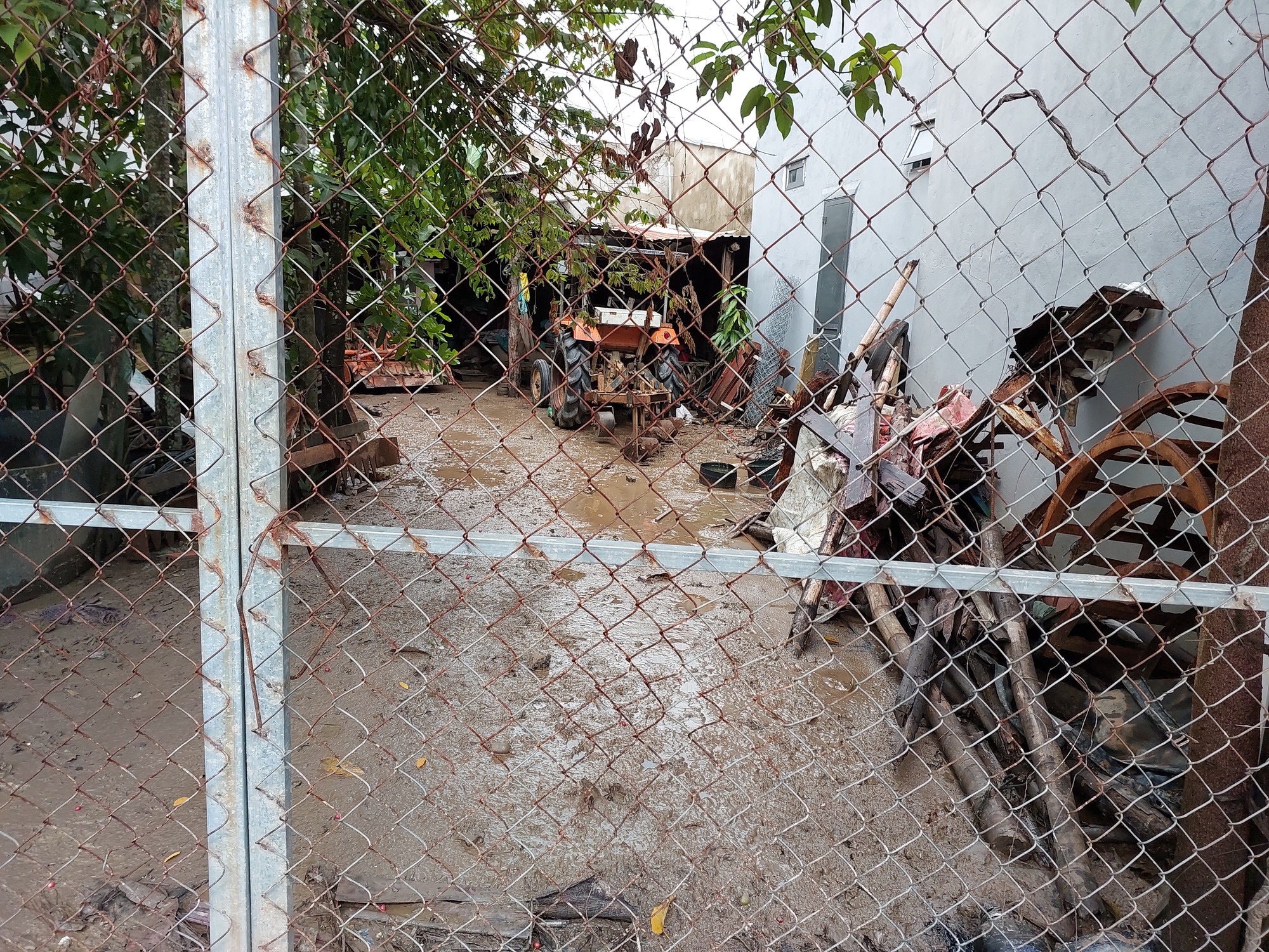 Đà Nẵng: Nước tràn vào nhà dân, bùn đất ngập đường sau mưa lớn - Ảnh 2.