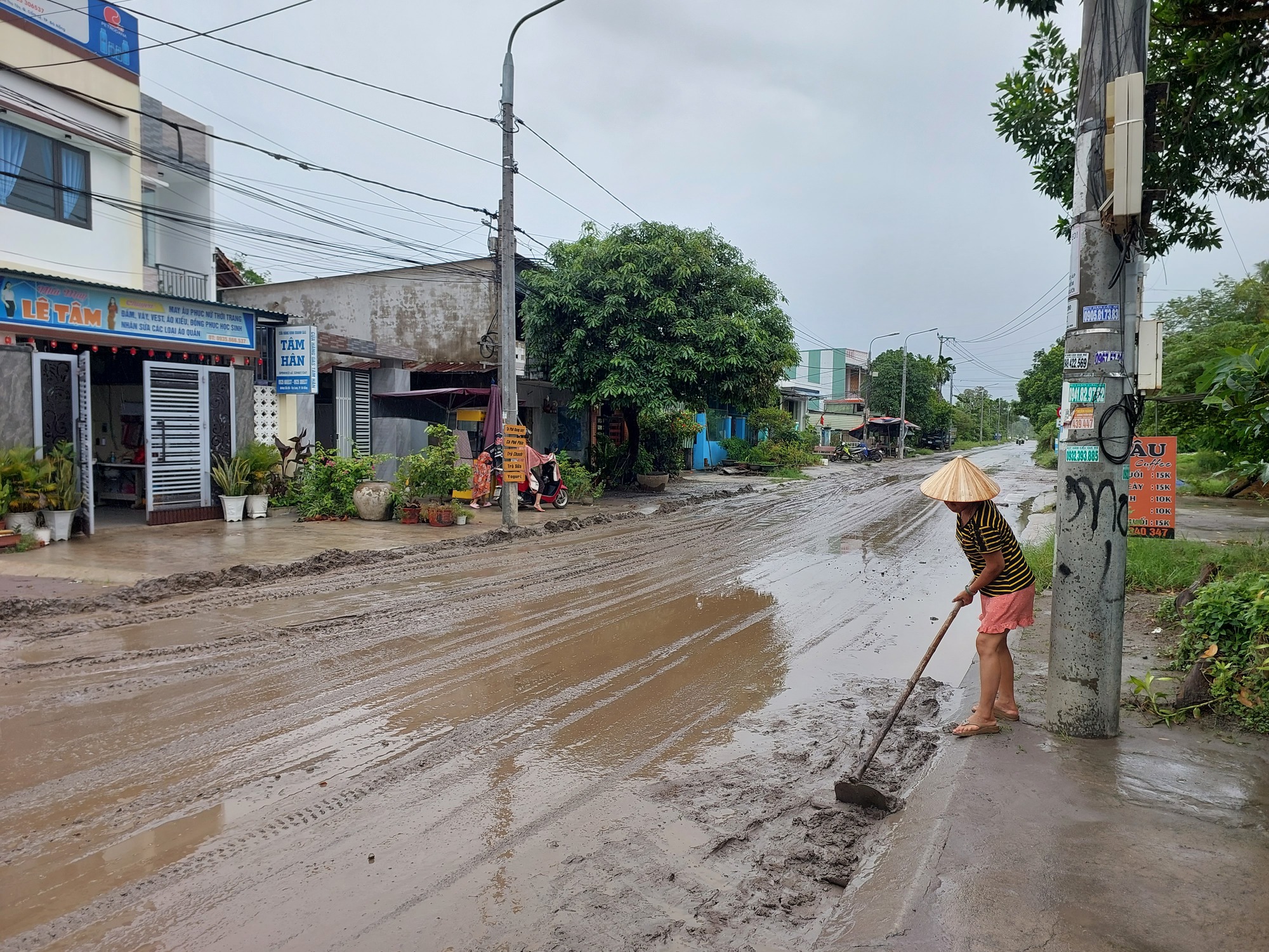 Đà Nẵng: Nước tràn vào nhà dân, bùn đất ngập đường sau mưa lớn - Ảnh 5.