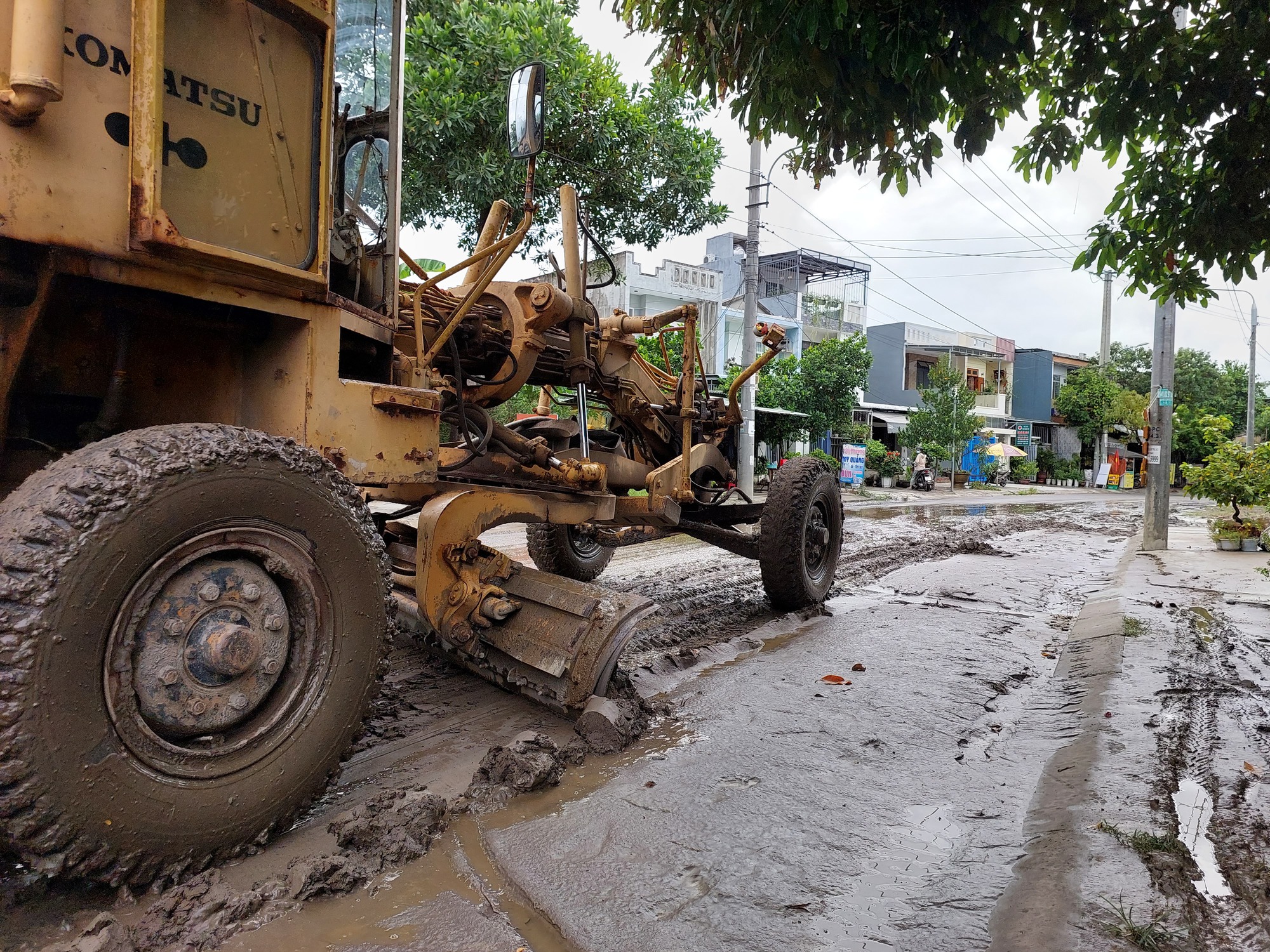 Đà Nẵng: Nước tràn vào nhà dân, bùn đất ngập đường sau mưa lớn - Ảnh 4.