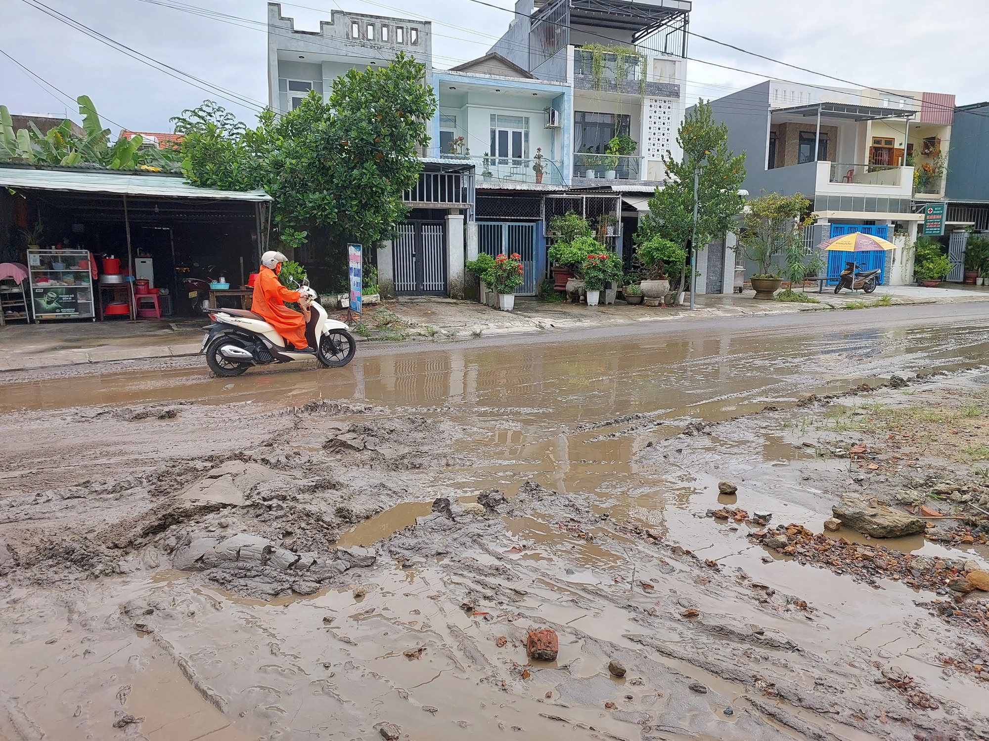 Đà Nẵng: Nước tràn vào nhà dân, bùn đất ngập đường sau mưa lớn - Ảnh 1.