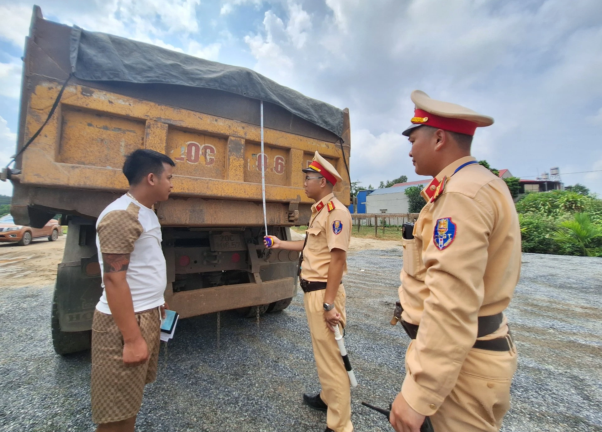 CSGT Thái Nguyên hóa trang, mật phục xử lý hàng loạt xe tải vào đường cấm - Ảnh 1.