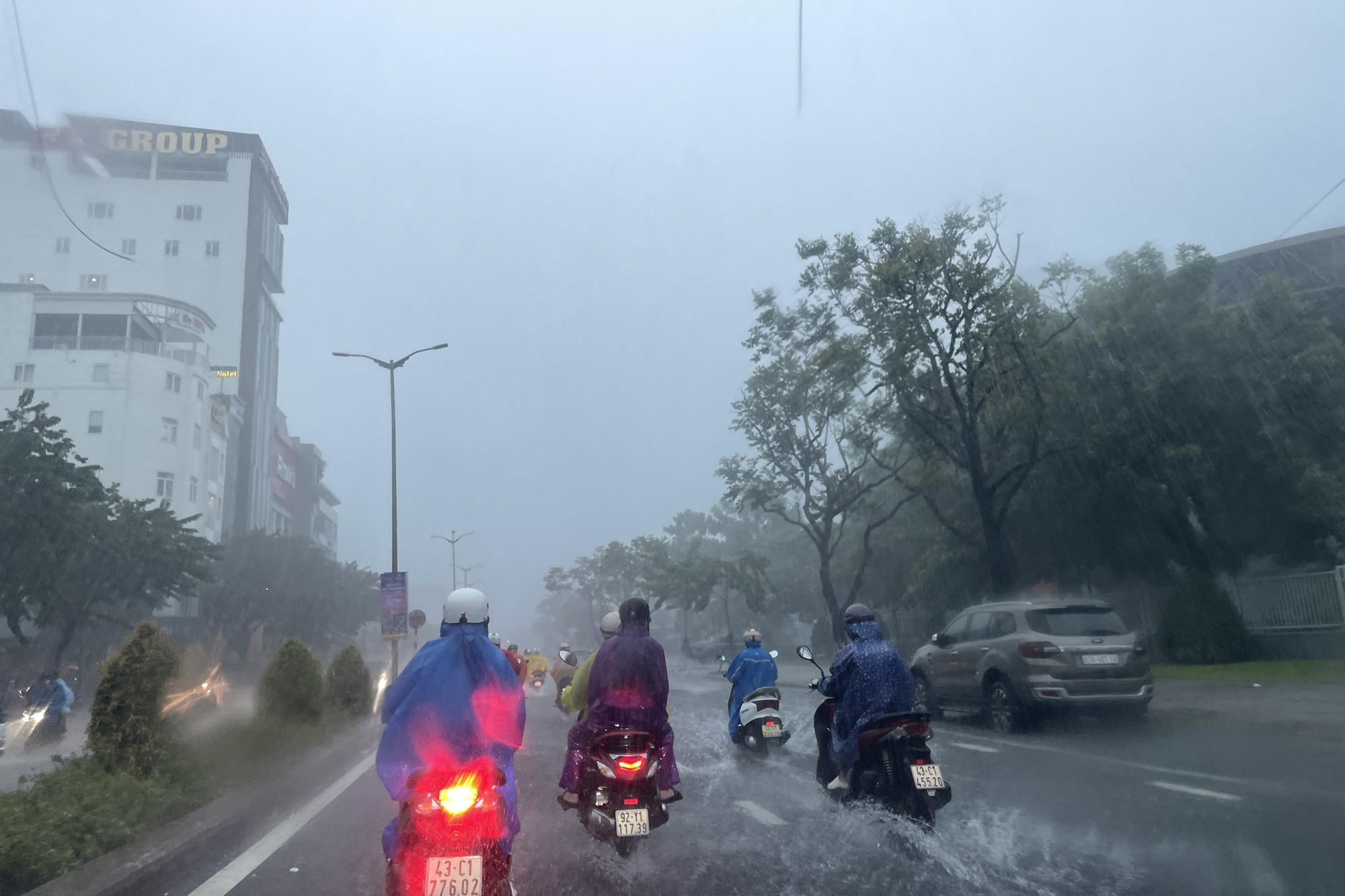 Đường phố Đà Nẵng thành sông sau mưa lớn, ô tô bì bõm lội nước - Ảnh 10.
