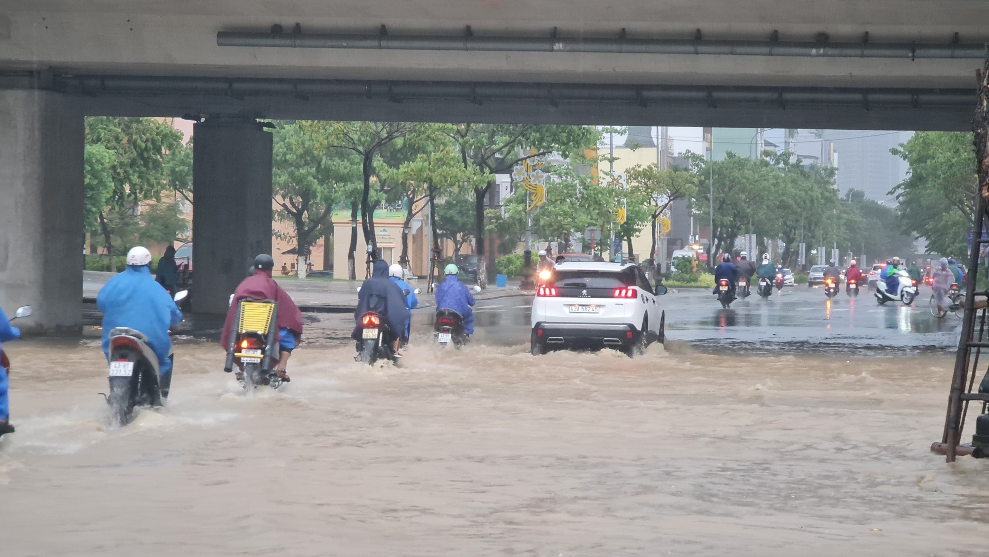 Đường phố Đà Nẵng thành sông sau mưa lớn, ô tô bì bõm lội nước - Ảnh 8.