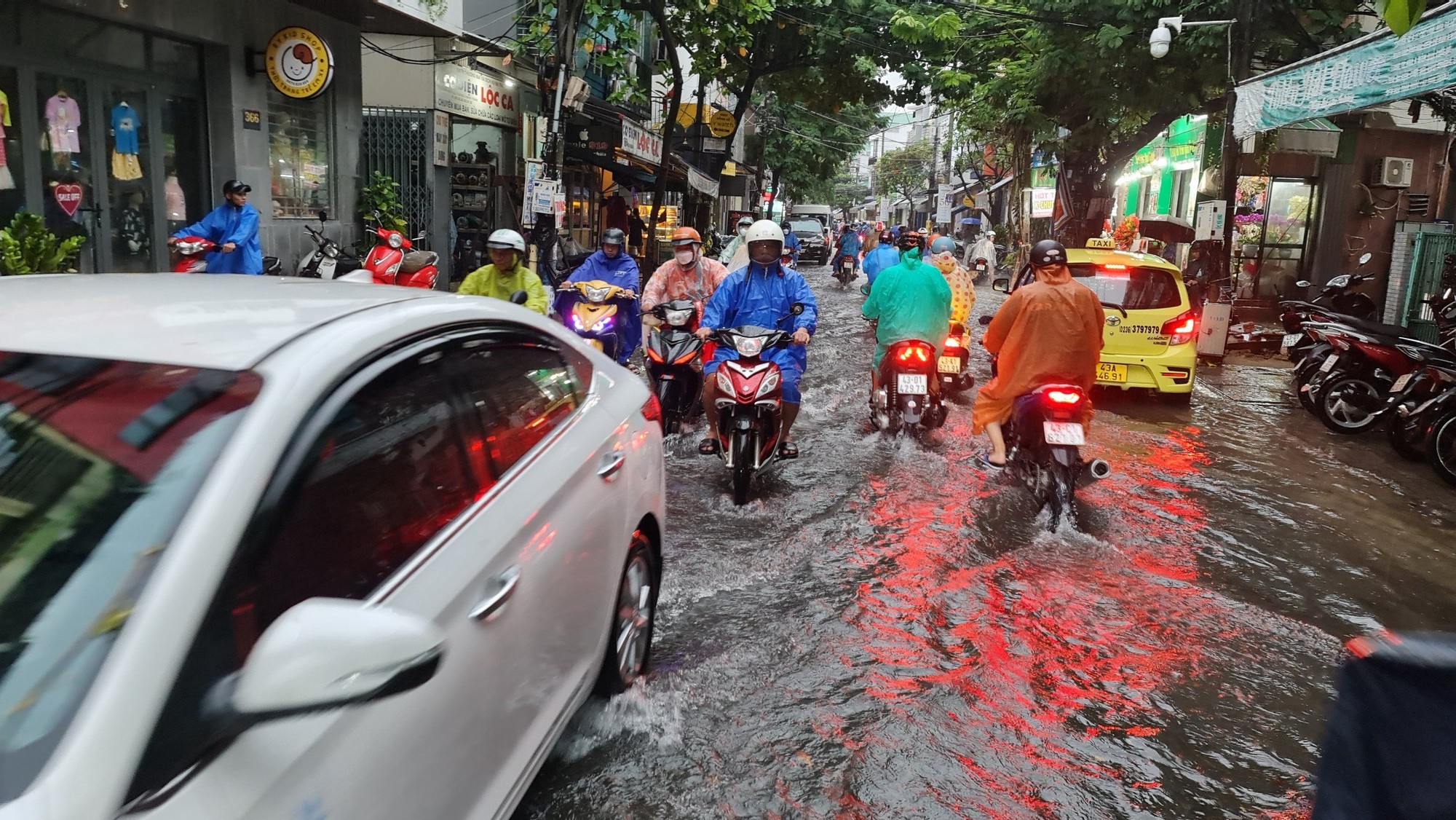 Đường phố Đà Nẵng thành sông sau mưa lớn, ô tô bì bõm lội nước - Ảnh 7.