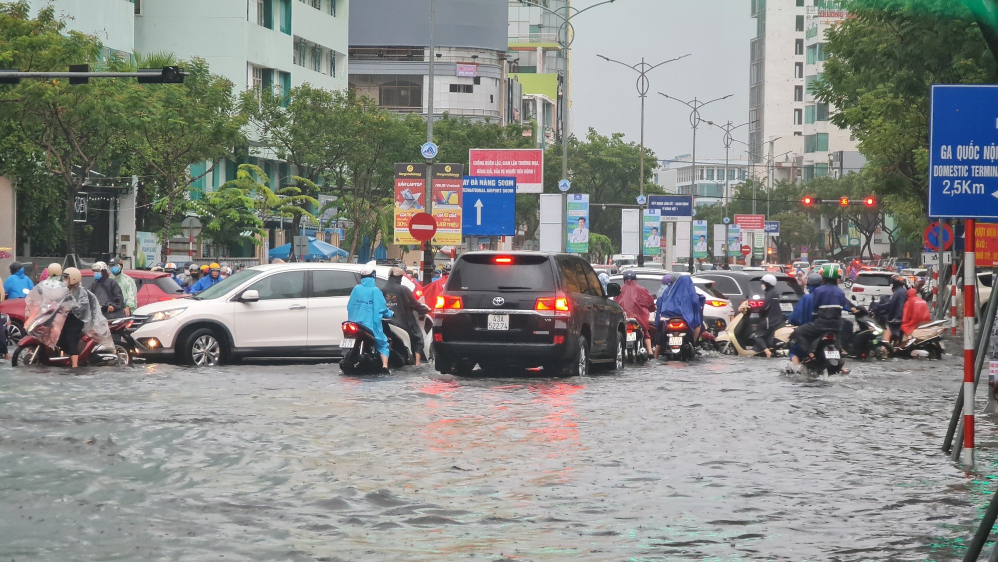 Đường phố Đà Nẵng thành sông sau mưa lớn, ô tô bì bõm lội nước - Ảnh 4.
