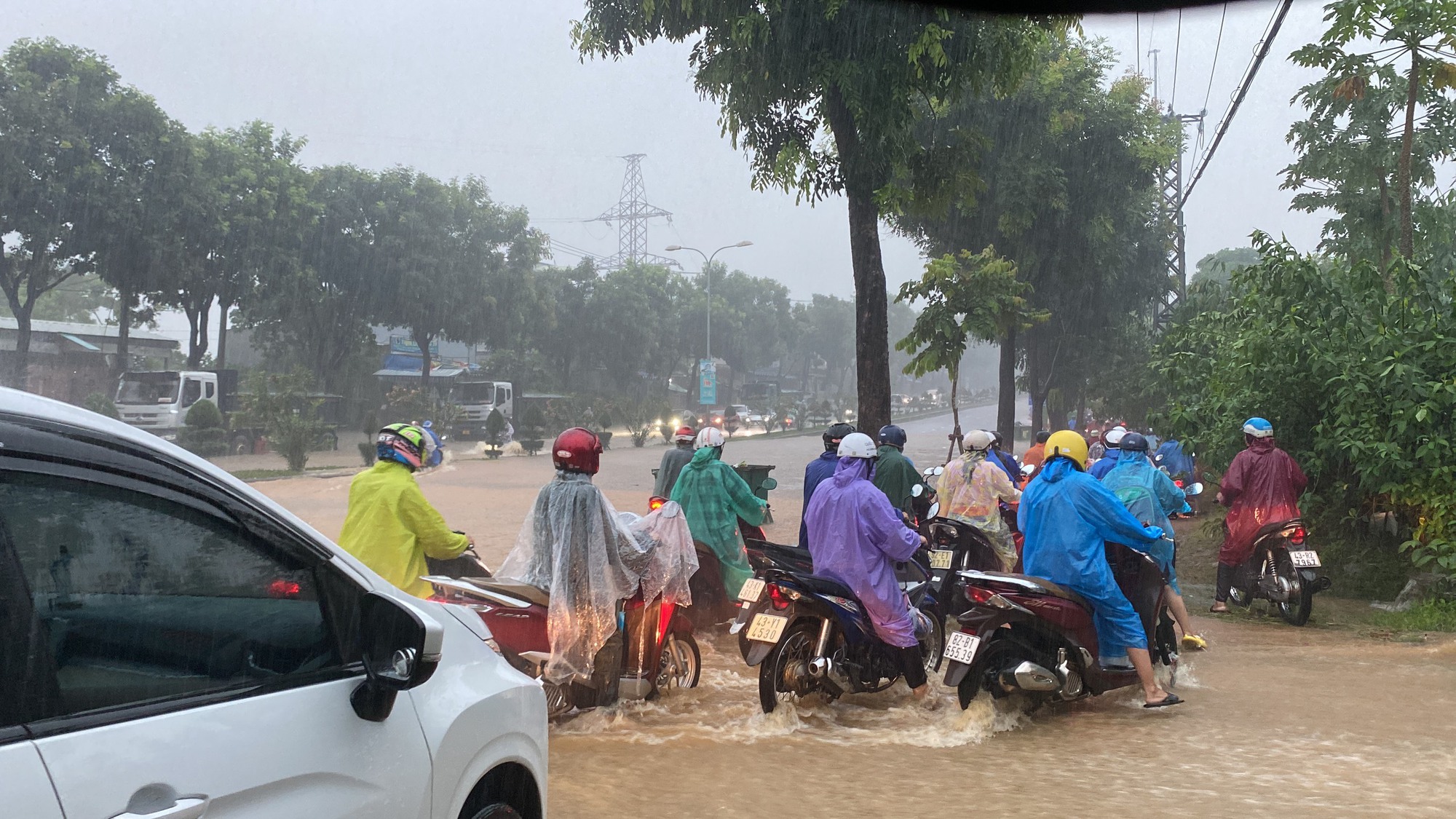 Đường phố Đà Nẵng thành sông sau mưa lớn, ô tô bì bõm lội nước - Ảnh 1.
