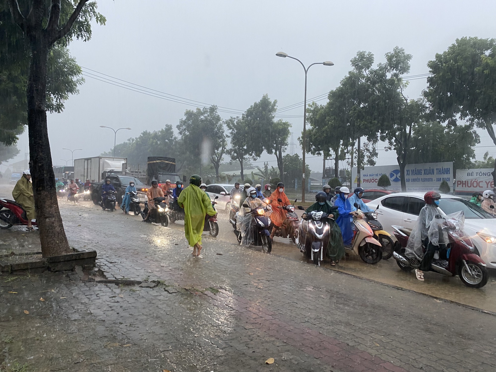 Đường phố Đà Nẵng thành sông sau mưa lớn, ô tô bì bõm lội nước - Ảnh 2.