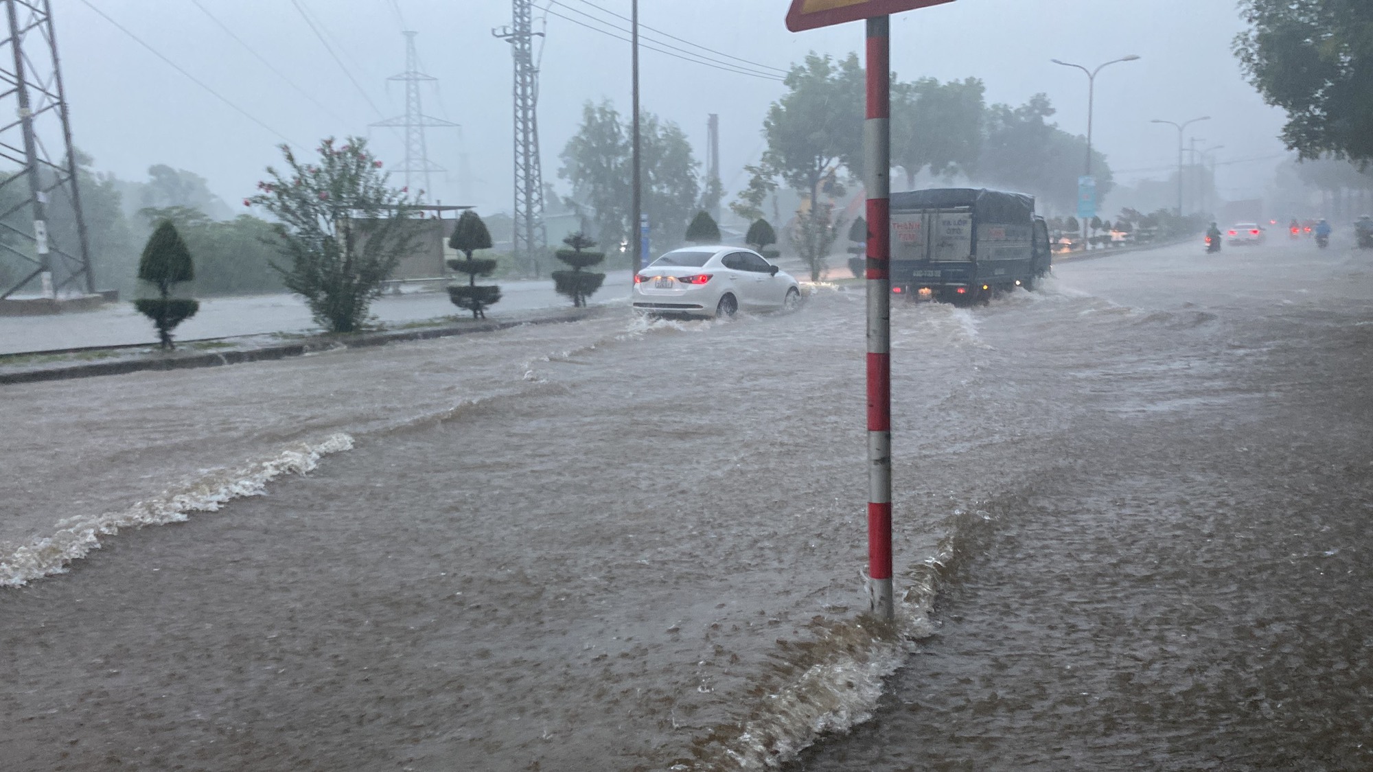 Đường phố Đà Nẵng thành sông sau mưa lớn, ô tô bì bõm lội nước - Ảnh 3.