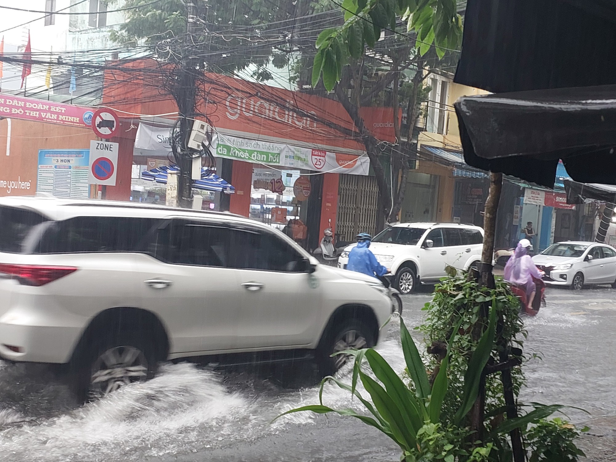 Đường phố Đà Nẵng thành sông sau mưa lớn, ô tô bì bõm lội nước - Ảnh 9.