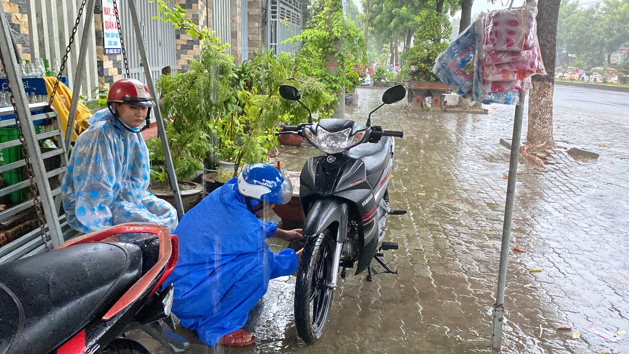 Đường phố Đà Nẵng thành sông sau mưa lớn, ô tô bì bõm lội nước - Ảnh 6.