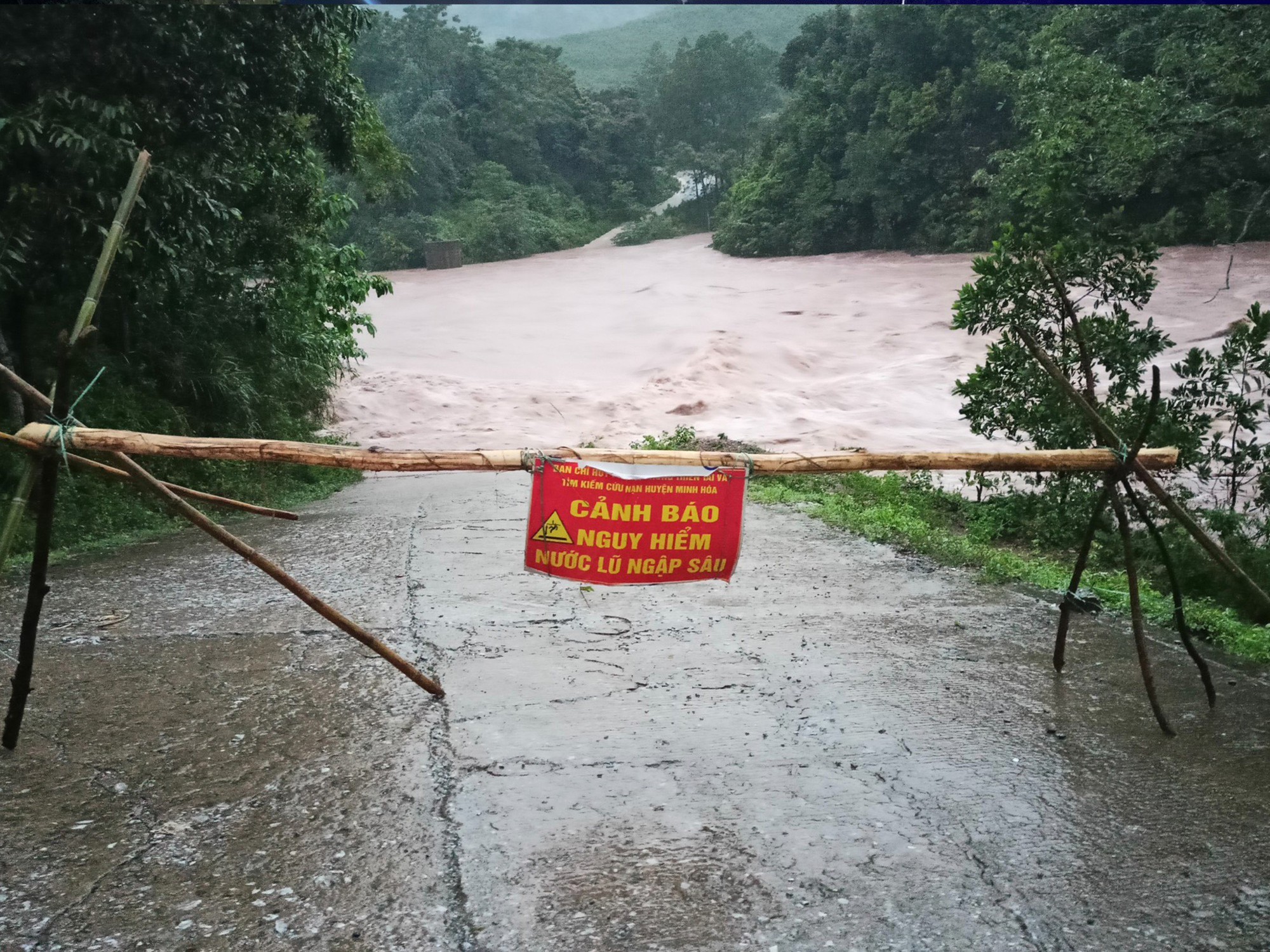 Mưa lớn gây sạt lở, chia cắt nhiều khu vực ở huyện miền núi Quảng Bình - Ảnh 2.