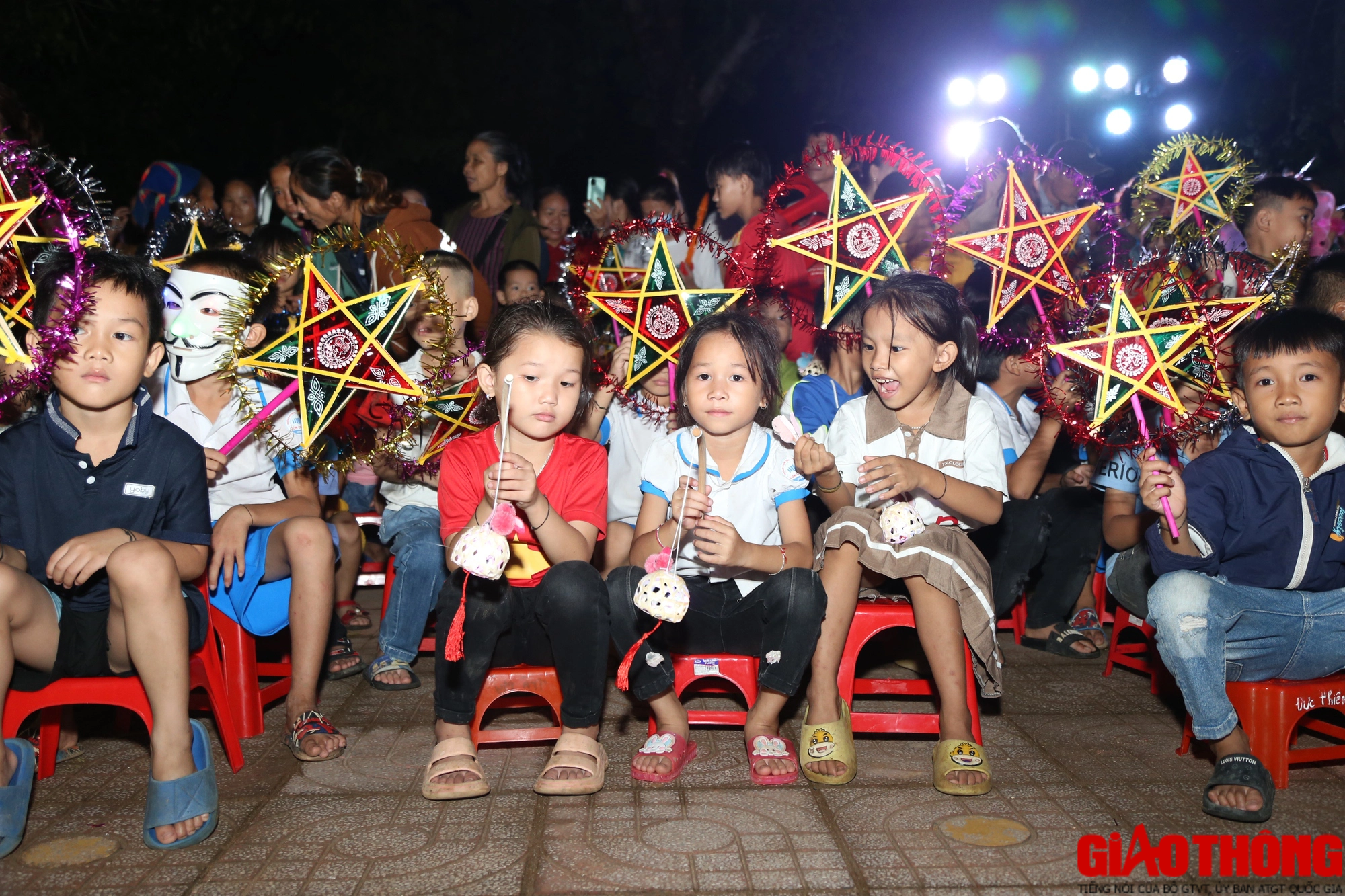 Những người làm báo xứ Nghệ mang trung thu sớm cho trẻ em vùng sâu khó khăn - Ảnh 4.