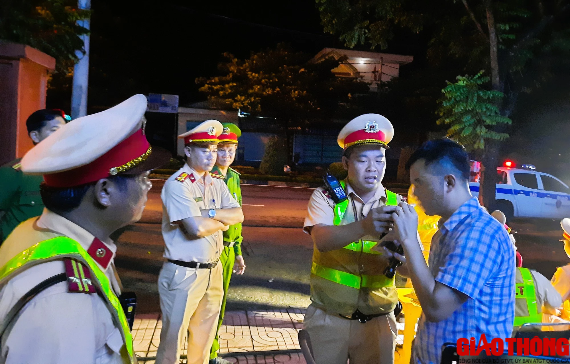 Hàng loạt tài xế “dính” nồng độ cồn tại chốt kiểm tra ở Quảng Trị - Ảnh 8.