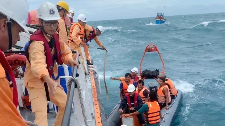 Cứu vớt 10 thuyền viên bị nạn trên biển - Ảnh 1.