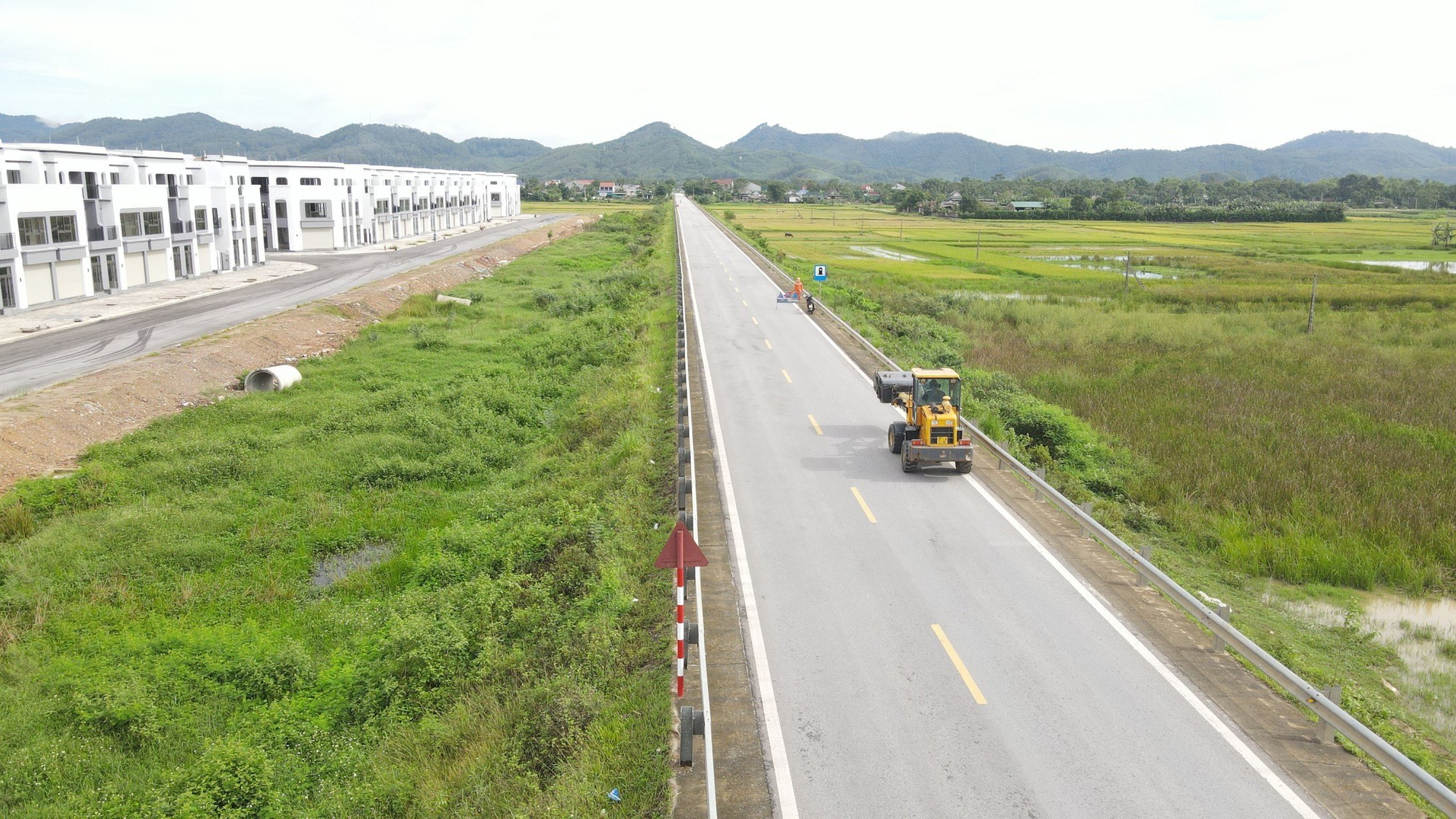 Cơ giới hóa, nâng cao chất lượng kéo dài thanh xuân cho những cung đường - Ảnh 1.