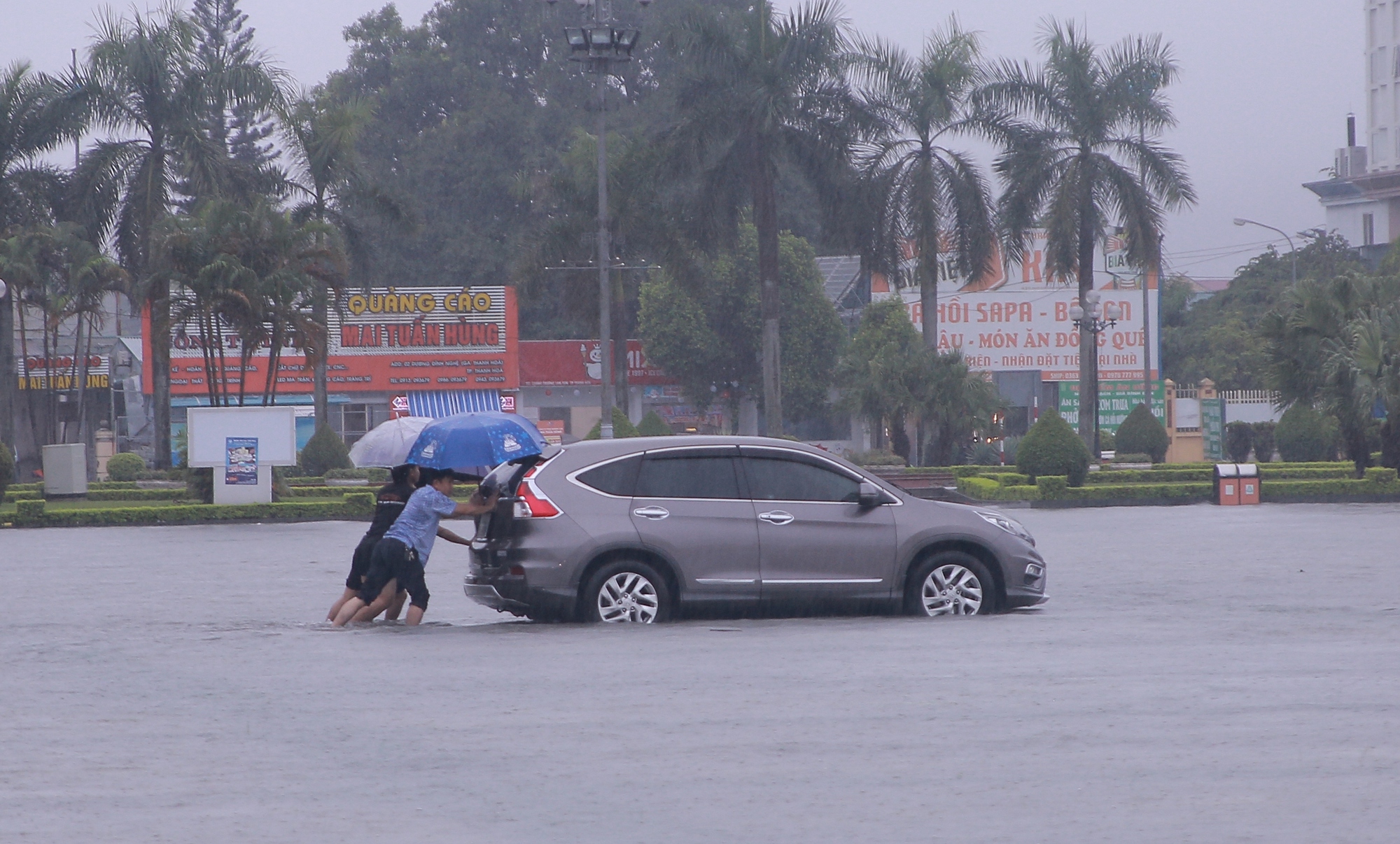 Đường phố Thanh Hoá &quot;thành sông&quot; vì mưa lớn - Ảnh 4.