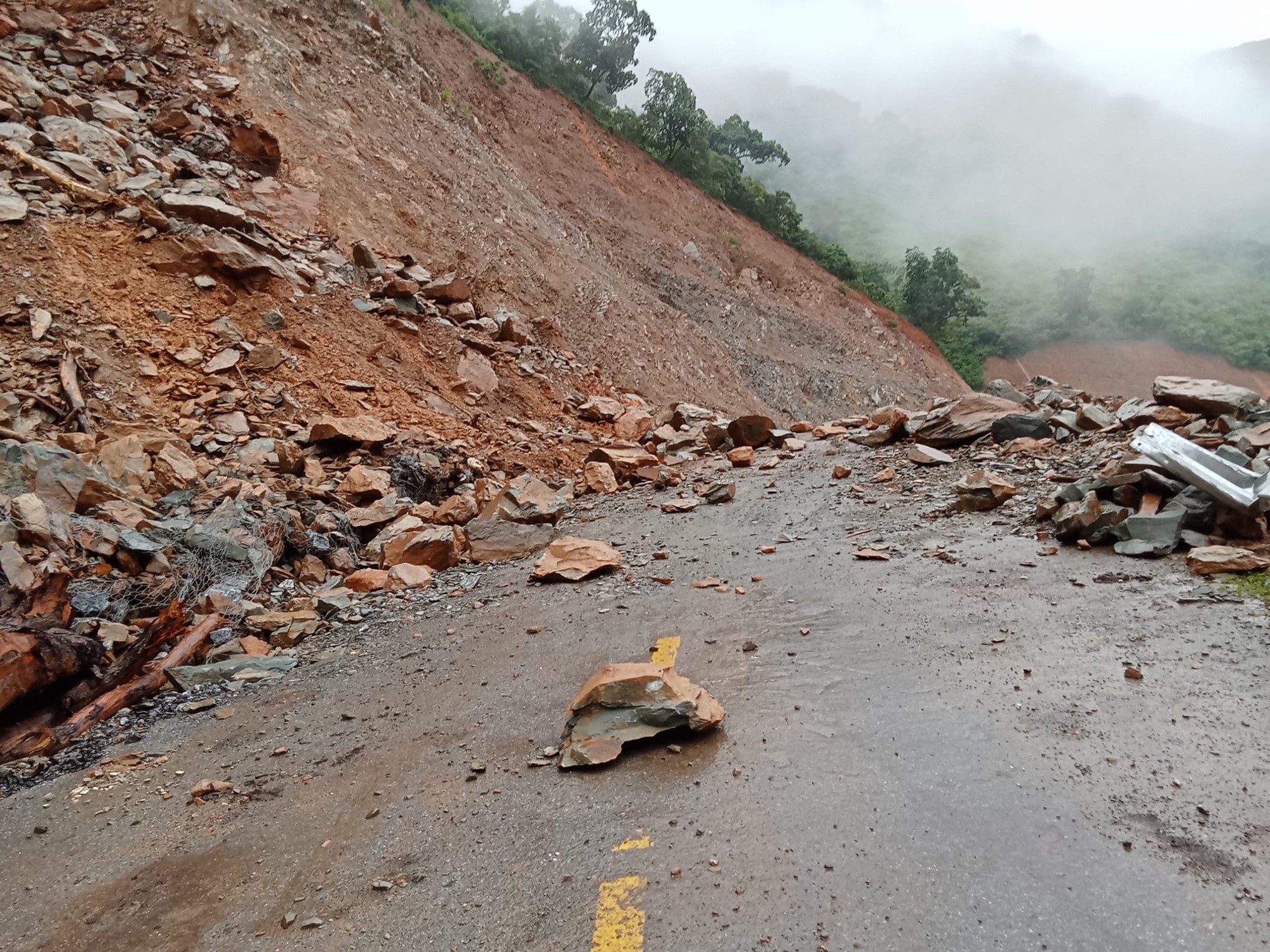 Chi tiết các vị trí trên các quốc lộ, đường tỉnh ở Nghệ An bị tạm đóng vị mưa lũ - Ảnh 2.