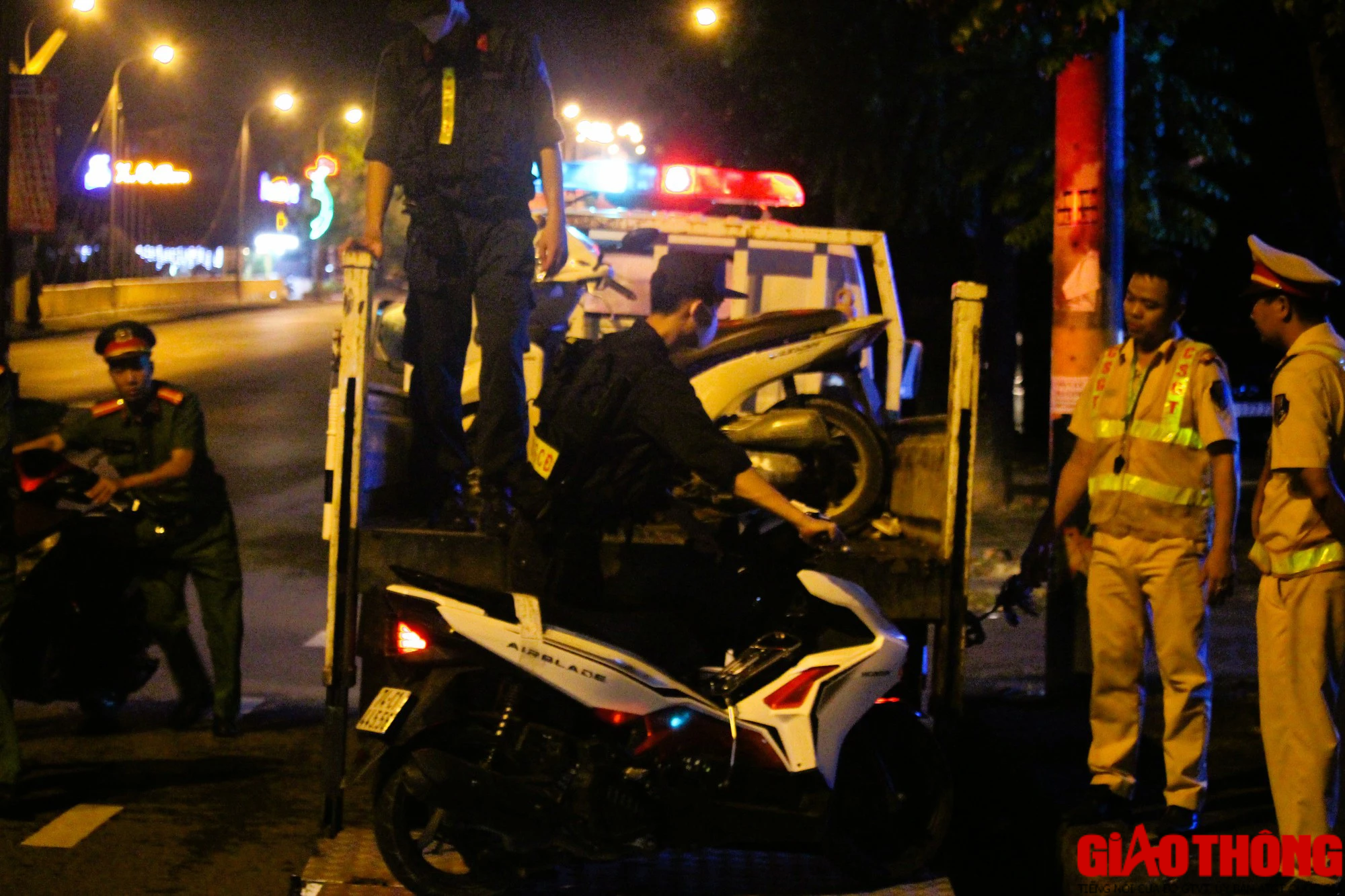 Hàng loạt tài xế “dính” nồng độ cồn tại chốt kiểm tra ở Quảng Trị - Ảnh 14.
