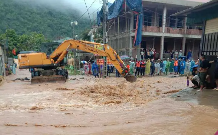 Video nước lũ cuồn cuộn tại trung tâm thị trấn của huyện biên giới Nghệ An - Ảnh 1.