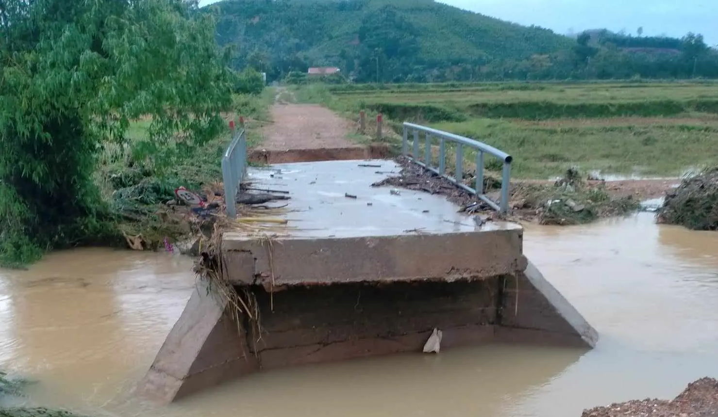 Nghệ An: Mưa lớn kéo dài khiến mố cầu dân sinh bị nước cuốn trôi, dân trắng đêm không ngủ - Ảnh 1.