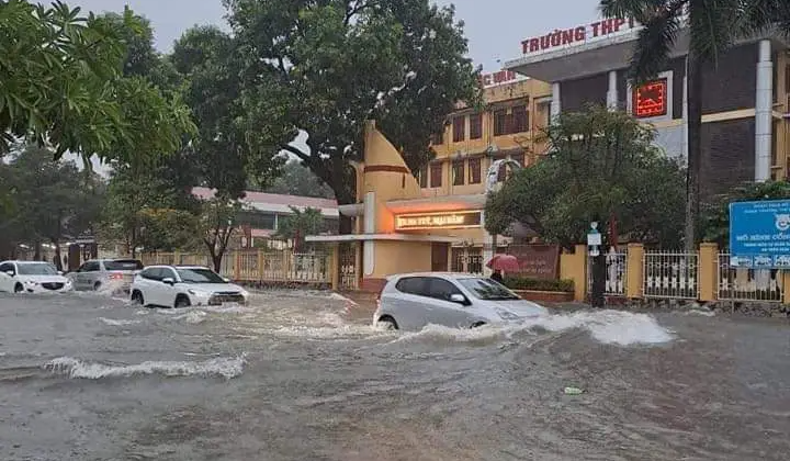 Nhiều tuyến đường ở Thanh Hoá bị ngập lụt - Ảnh 2.