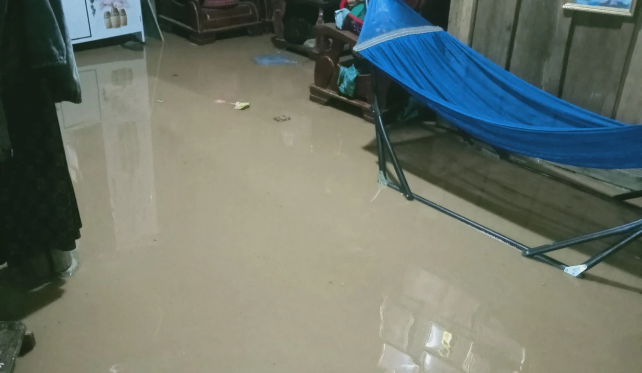 Video nước lũ cuồn cuộn tại trung tâm thị trấn của huyện biên giới Nghệ An - Ảnh 3.