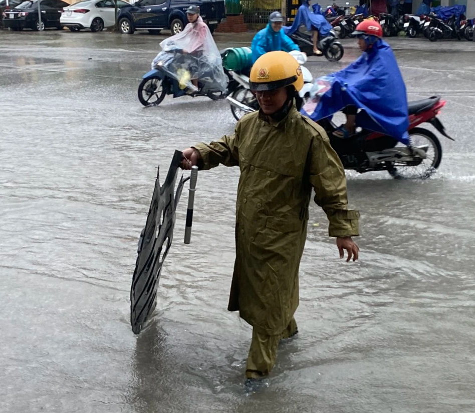 Đường phố Thanh Hoá &quot;thành sông&quot; vì mưa lớn - Ảnh 7.