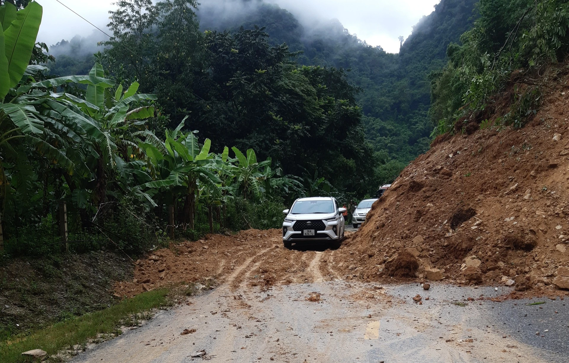 Nhiều tuyến quốc lộ ở Thanh Hoá bị sạt lở hàng nghìn khối đất - Ảnh 1.