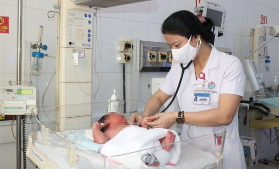 Bé sơ sinh nặng 6,1kg chào đời ở Hà Tĩnh - Ảnh 1.