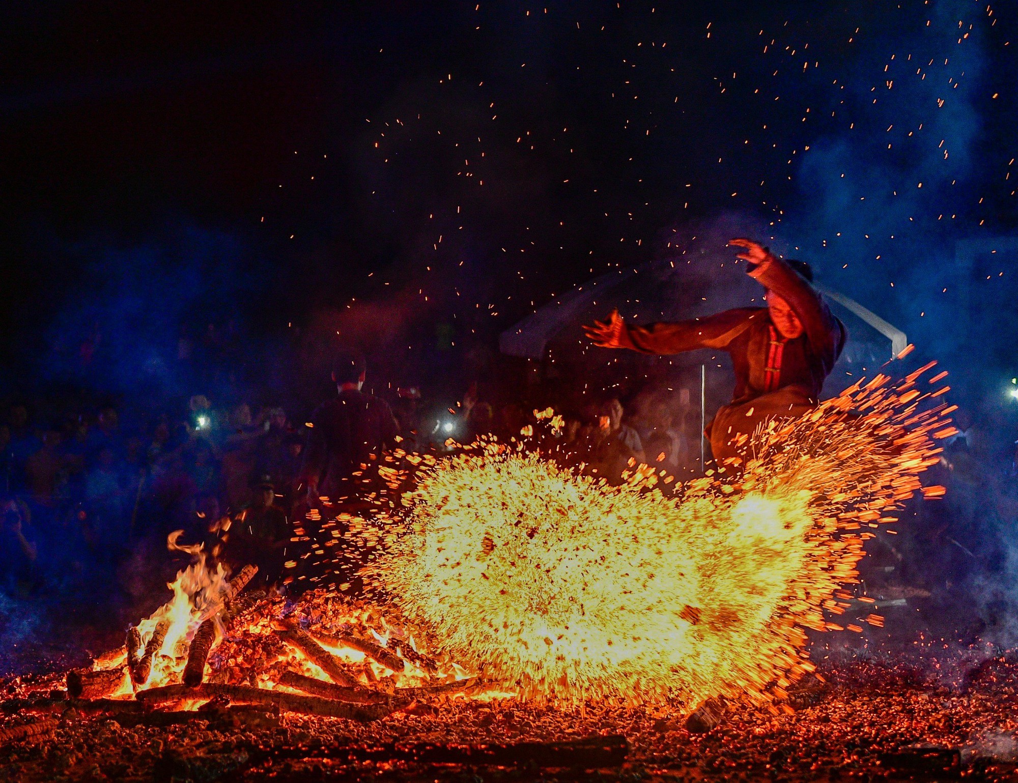 Độc đáo Lễ nhảy lửa của người Pà Thẻn ở Tuyên Quang - Ảnh 2.