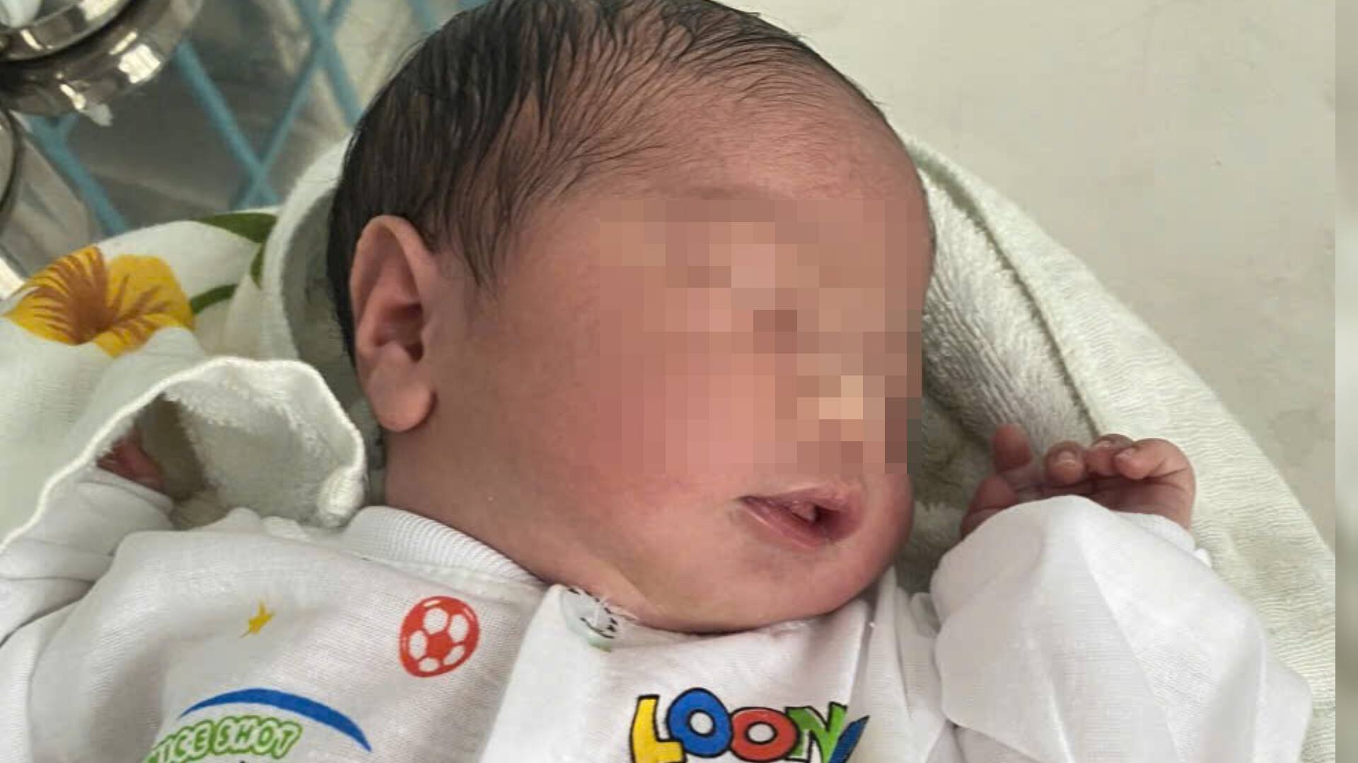 Một bé sơ sinh ở An Giang bị bỏ rơi dây rốn còn chưa cắt - Ảnh 1.