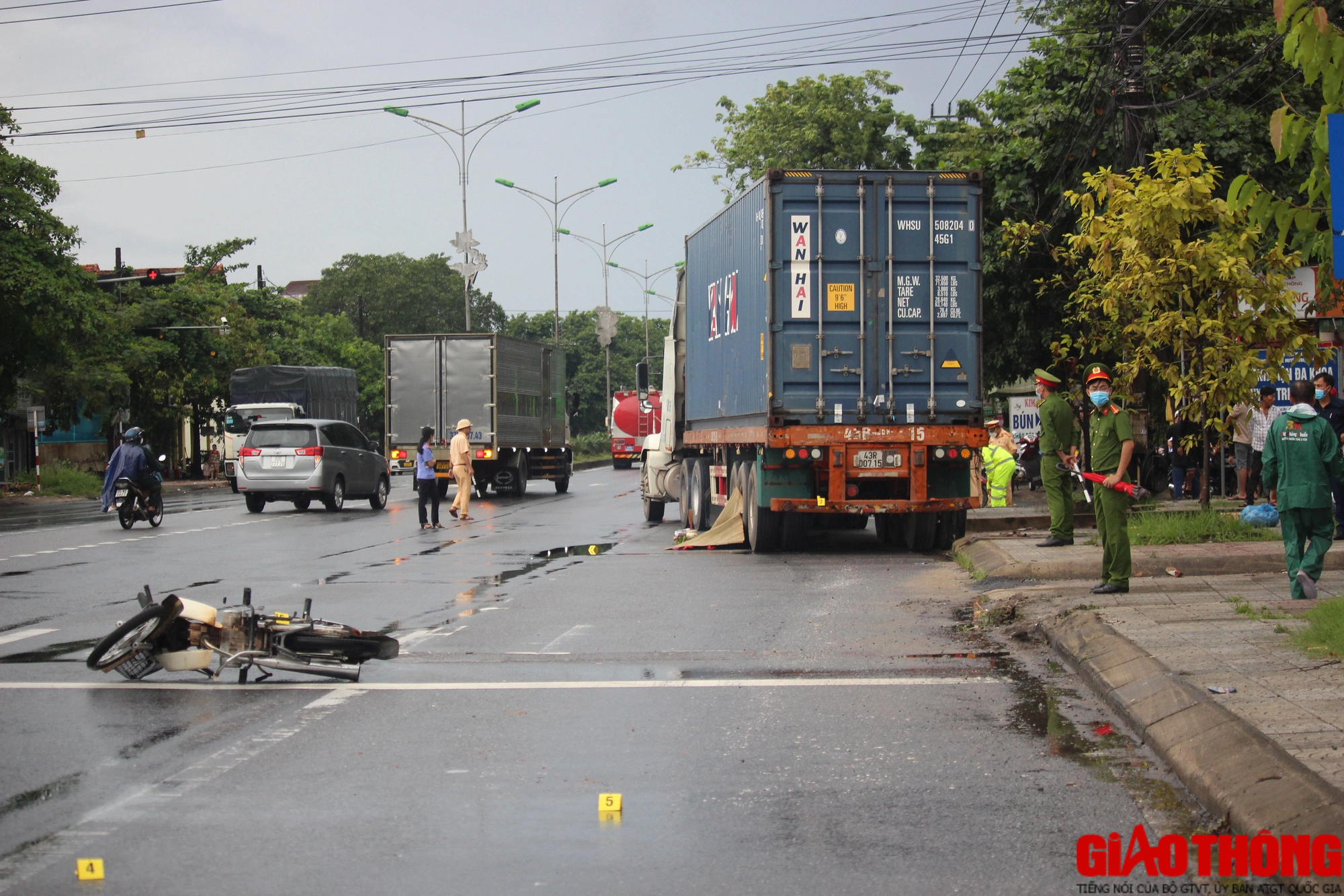 Ô tô đầu kéo đâm xe máy trên QL1 qua Quảng Trị, người phụ nữ tử vong thương tâm - Ảnh 2.