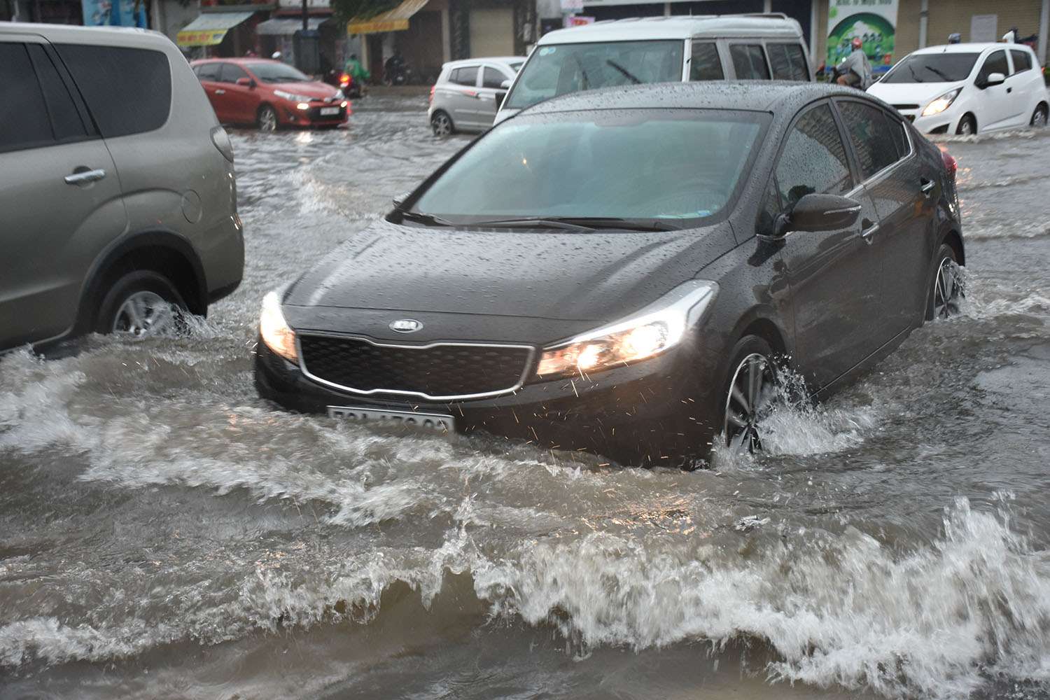 Lái xe qua đường ngập gây té nước, hành vi cần lên án- Ảnh 1.