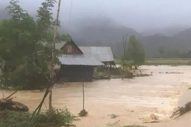 Thanh Hoá: Hơn 100 hộ dân bị chia cắt do mưa lũ - Ảnh 2.