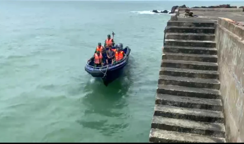Đắm tàu ở biển Cô Tô, ba ngư dân may mắn được bộ đội biên phòng cứu, đưa vào nơi an toàn - Ảnh 2.