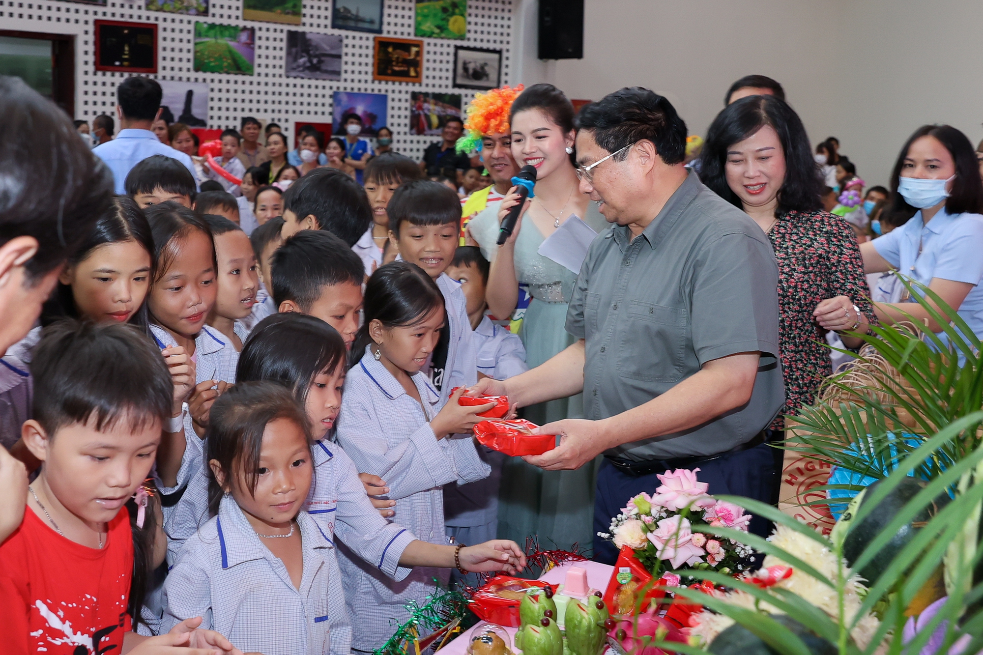 Thủ tướng vui Tết Trung thu cùng các bệnh nhi Viện Huyết học - Truyền máu TƯ - Ảnh 3.