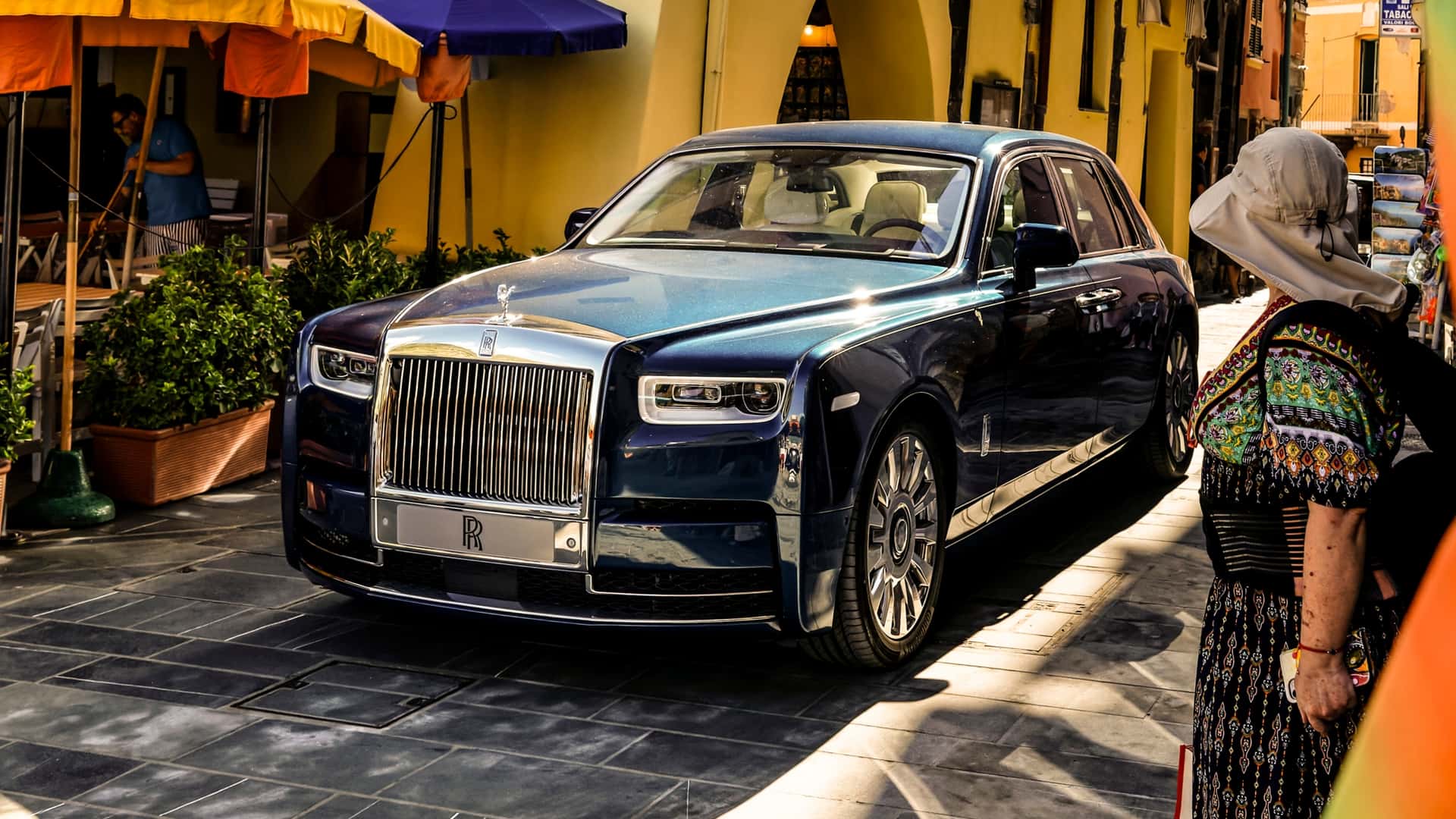 Rolls-Royce Phantom lấy cảm hứng từ những ngôi làng cổ tích  - Ảnh 1.