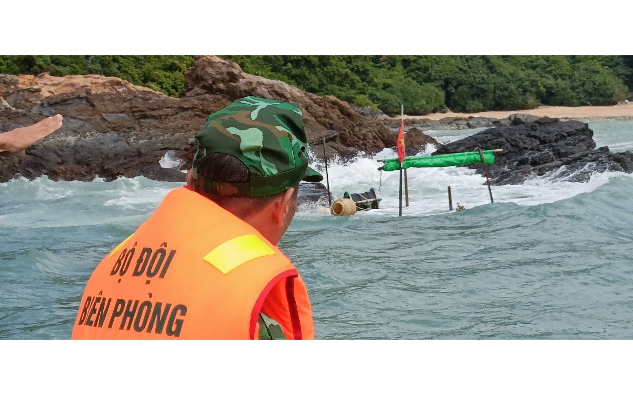 Đắm tàu ở biển Cô Tô, ba ngư dân được bộ đội biên phòng cứu sống