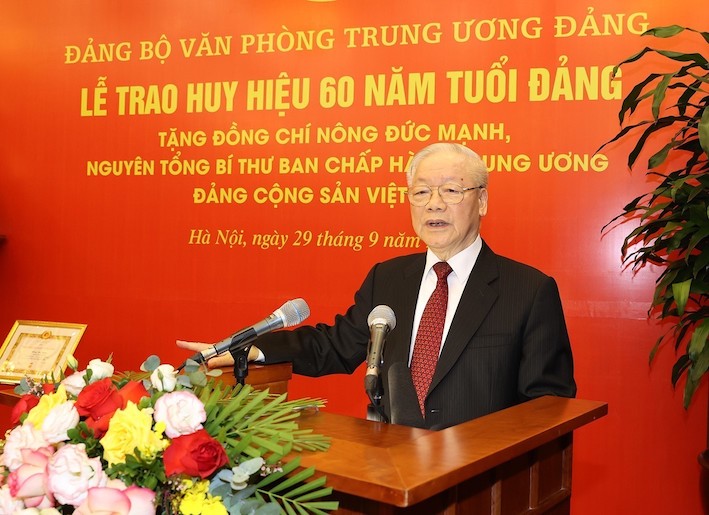Trao Huy hiệu 60 năm tuổi Đảng tặng nguyên Tổng Bí thư Nông Đức Mạnh - Ảnh 2.