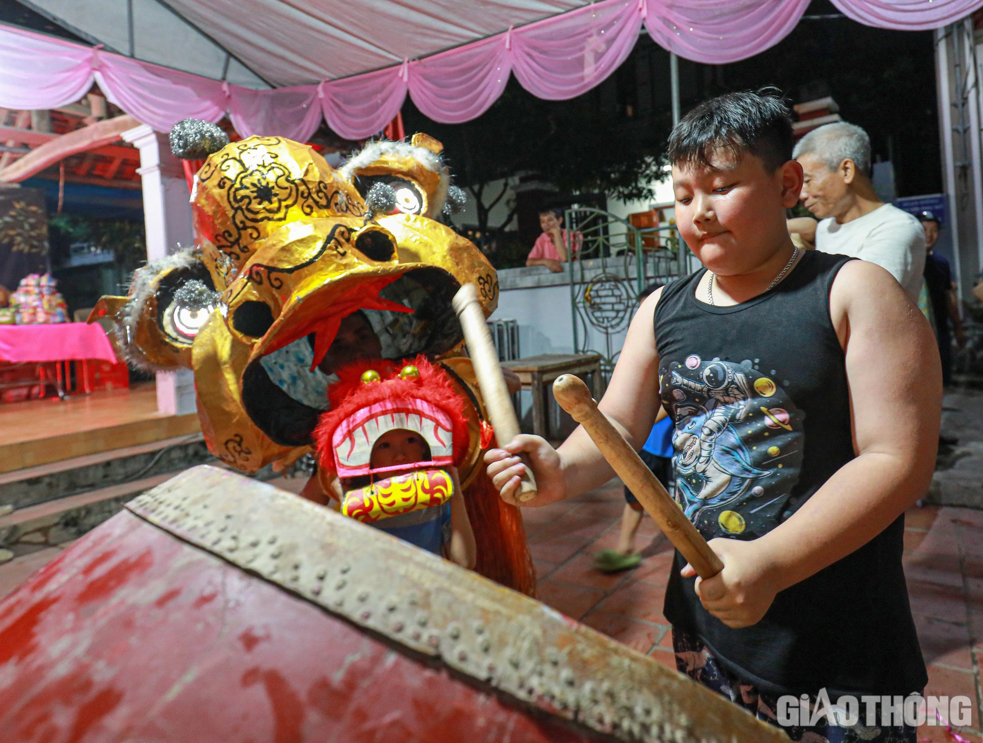 Hàng trăm ngọn đuốc thắp sáng Trung thu Hát Môn - Ảnh 5.