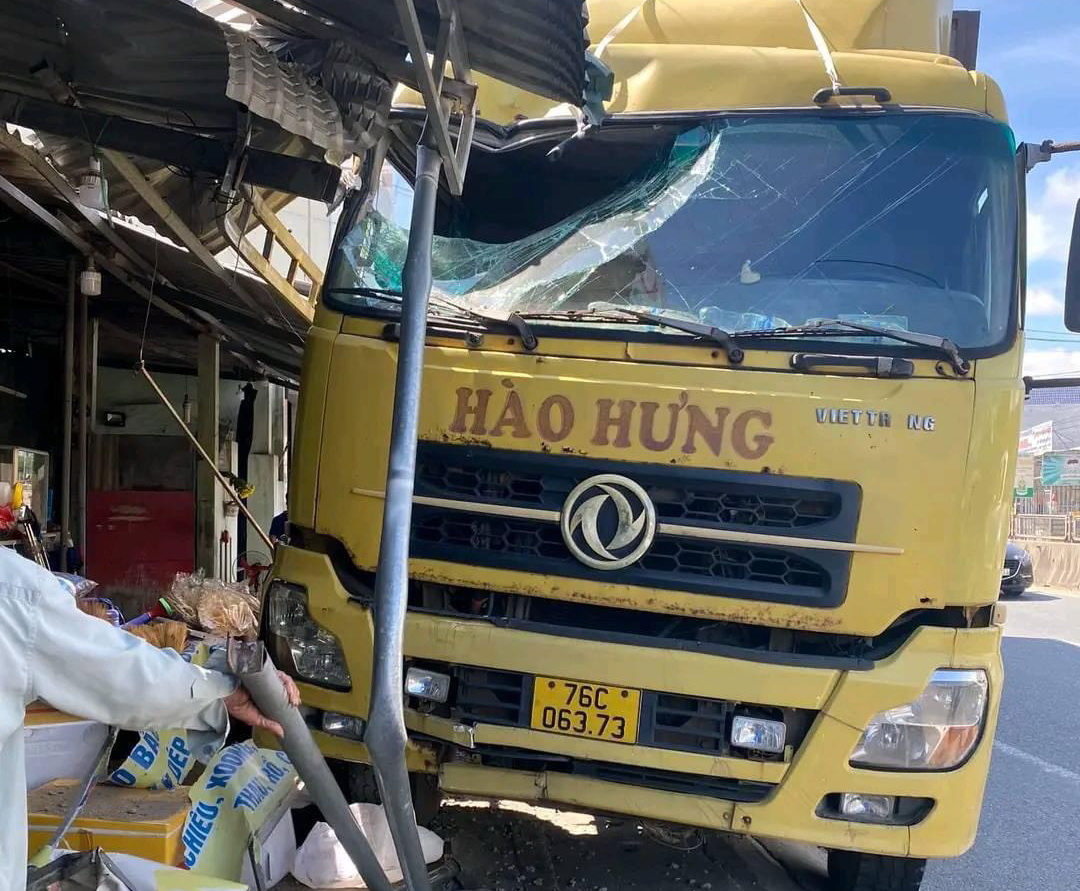 Quảng Ngãi: Xe tải chở dăm gỗ Hào Hưng lao vào nhà dân trên QL1 - Ảnh 1.