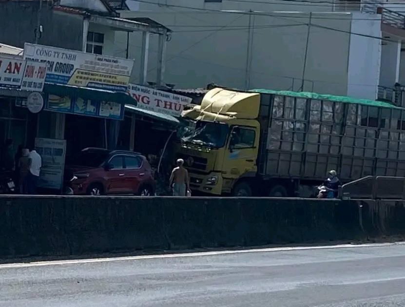 Quảng Ngãi: Xe tải chở dăm gỗ Hào Hưng lao vào nhà dân trên QL1 - Ảnh 2.